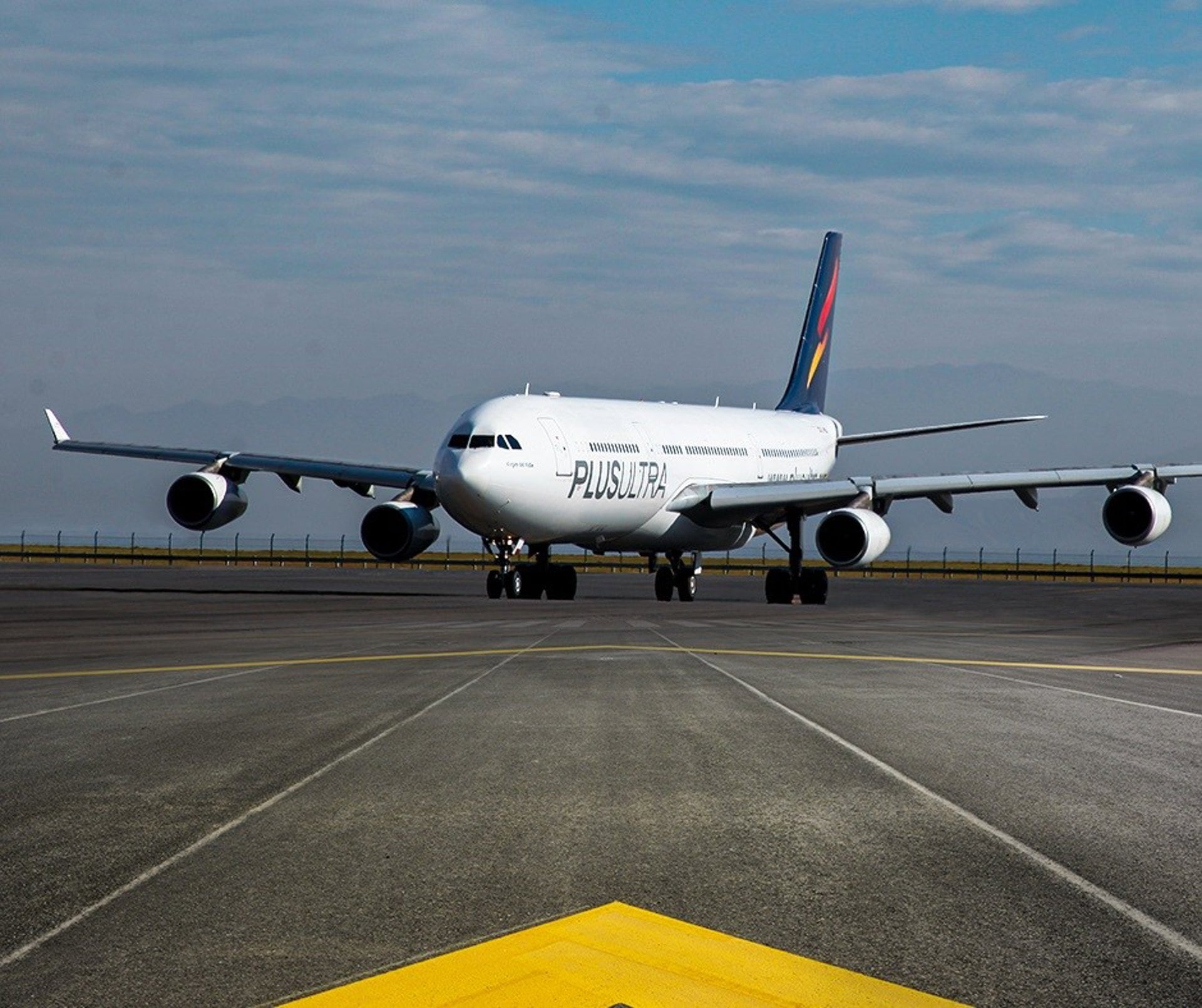 La aerolínea española atribuyó el recorte de vuelos a los mayores costos operativos derivados de las obras en Ezeiza, que obligan a desviar servicios a Montevideo, y al encarecimiento del combustible