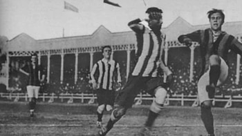La insólita historia del goleador que debutó en la Selección porque lo bajaron de la tribuna a la que había ido a alentar