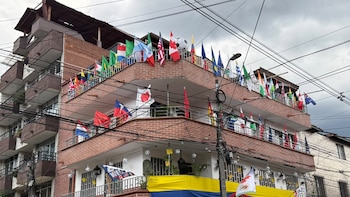 Así es “la embajada del fútbol”, una casa en Itagüí decorada con las banderas de los países en el Mundial 2026 y que es un atractivo turístico