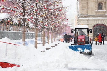 Una máquina sacando nieve de