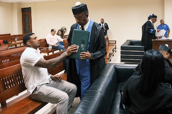 ARCHIVO: Wander Franco, campocorto de los Rays de Tampa Bay, conversa con su abogado Teodosio Jáquez durante su juicio por abuso sexual de una menor en Puerto Plata, República Dominicana, el lunes 2 de junio de 2025. (AP Foto/Ricardo Hernández)