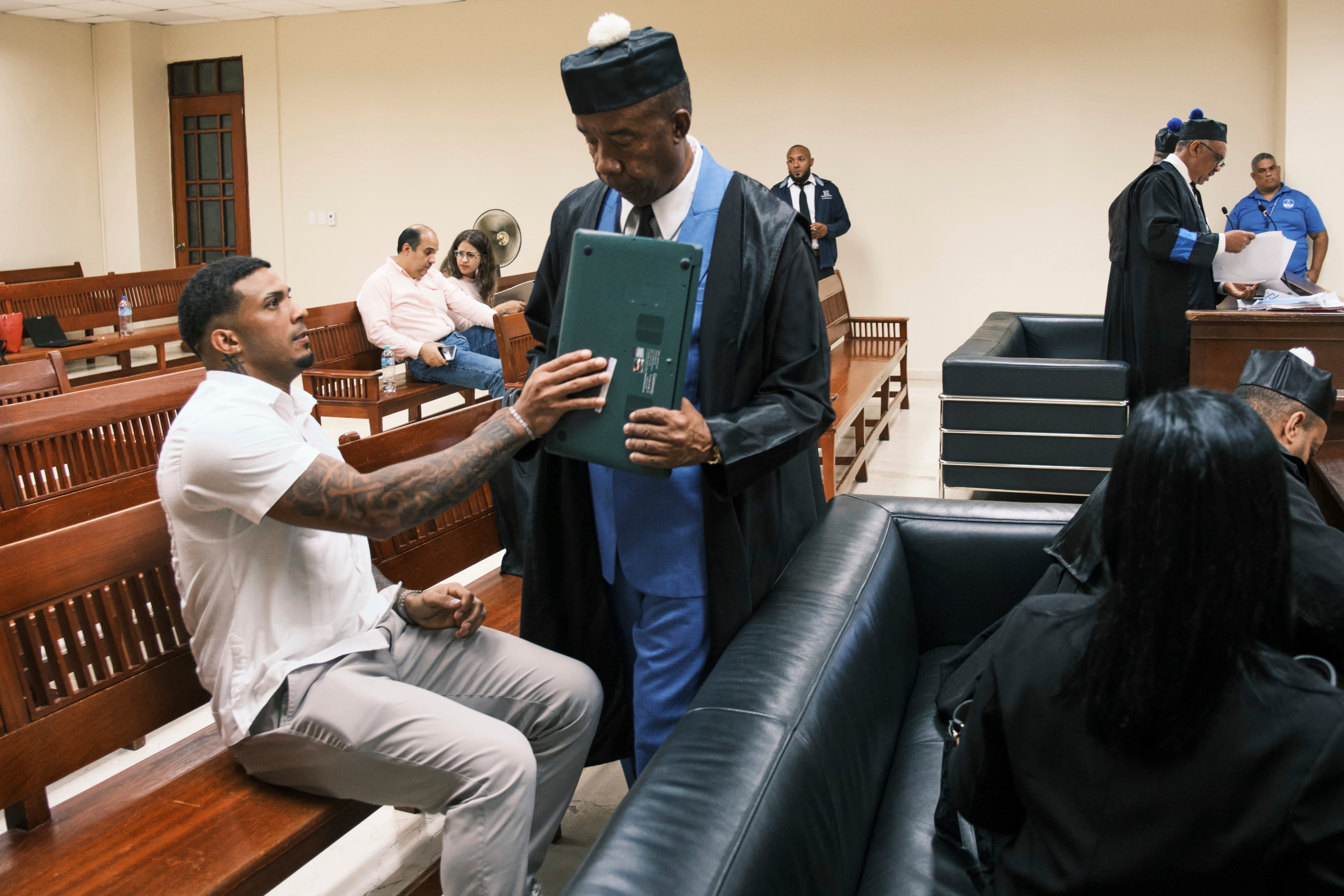 ARCHIVO: Wander Franco, campocorto de los Rays de Tampa Bay, conversa con su abogado Teodosio Jáquez durante su juicio por abuso sexual de una menor en Puerto Plata, República Dominicana, el lunes 2 de junio de 2025. (AP Foto/Ricardo Hernández)