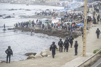 04/10/2026 Agentes de la Policía Nacional intervienen durante el proceso de desalojo del embolsamiento de migrantes en la playa de El Trampolín, a 4 de octubre de 2026, en Ceuta (España). La Policía Nacional escolta los autobuses llenos de personas migrantes desalojadas de la playa del Trampolín hacia la zona de la frontera del Tarajal, donde unos optan por quedarse en el Centro de Atención Temporal para Extranjeros (CATE) al objeto de ser filiados y posteriormente acogidos y otros prefieren regresar a Marruecos a pie y voluntariamente.
POLITICA
Marcos Moreno - Europa Press