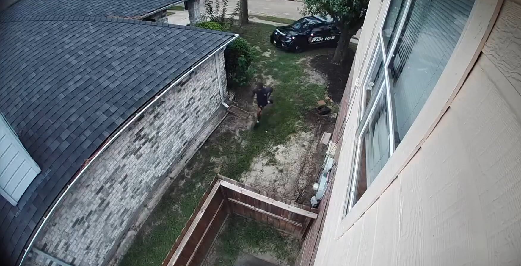 El conductor intentó escapar por varios patios, pero fue interceptado por agentes y una unidad K-9 tras una intensa persecución (ABC13 Houston)