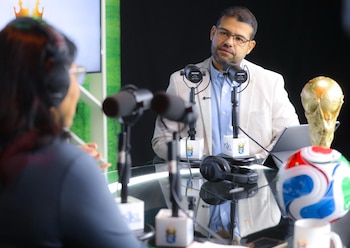 El registrador nacional Fernando Velasco durante la entrevista en la cabina de YSKL, donde detalló las nuevas medidas para la renovación masiva del DUI en El Salvador (Cortesía: Secretaría de Prensa).