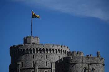 Una bandera ondea sobre la Round Tower en los terrenos del Castillo de Windsor, el día del funeral del Príncipe Felipe de Gran Bretaña