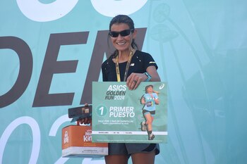 La orgullosa ganadora de un