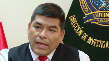 El comandante Mario Carrasco explicó que los envíos se ejecutan por SMS y pueden mostrarse en la bandeja de mensajes o en la pantalla principal como alerta estatal - Créditos: Captura de Latina.