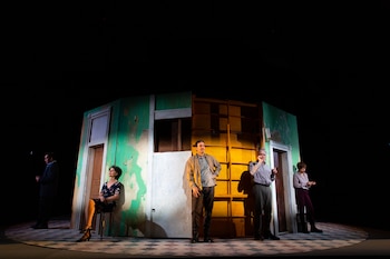 “La obra” relata la reconstrucción de Varsovia por un sobreviviente del Holocausto que integra a todo un pueblo bonaerense en una obra teatral