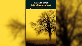 Cubierta de libro amarilla y oscura. Un árbol seco en silueta y una pequeña figura humana caminan hacia él. Título: 'Esta plaga de almas' de Mike McCormack