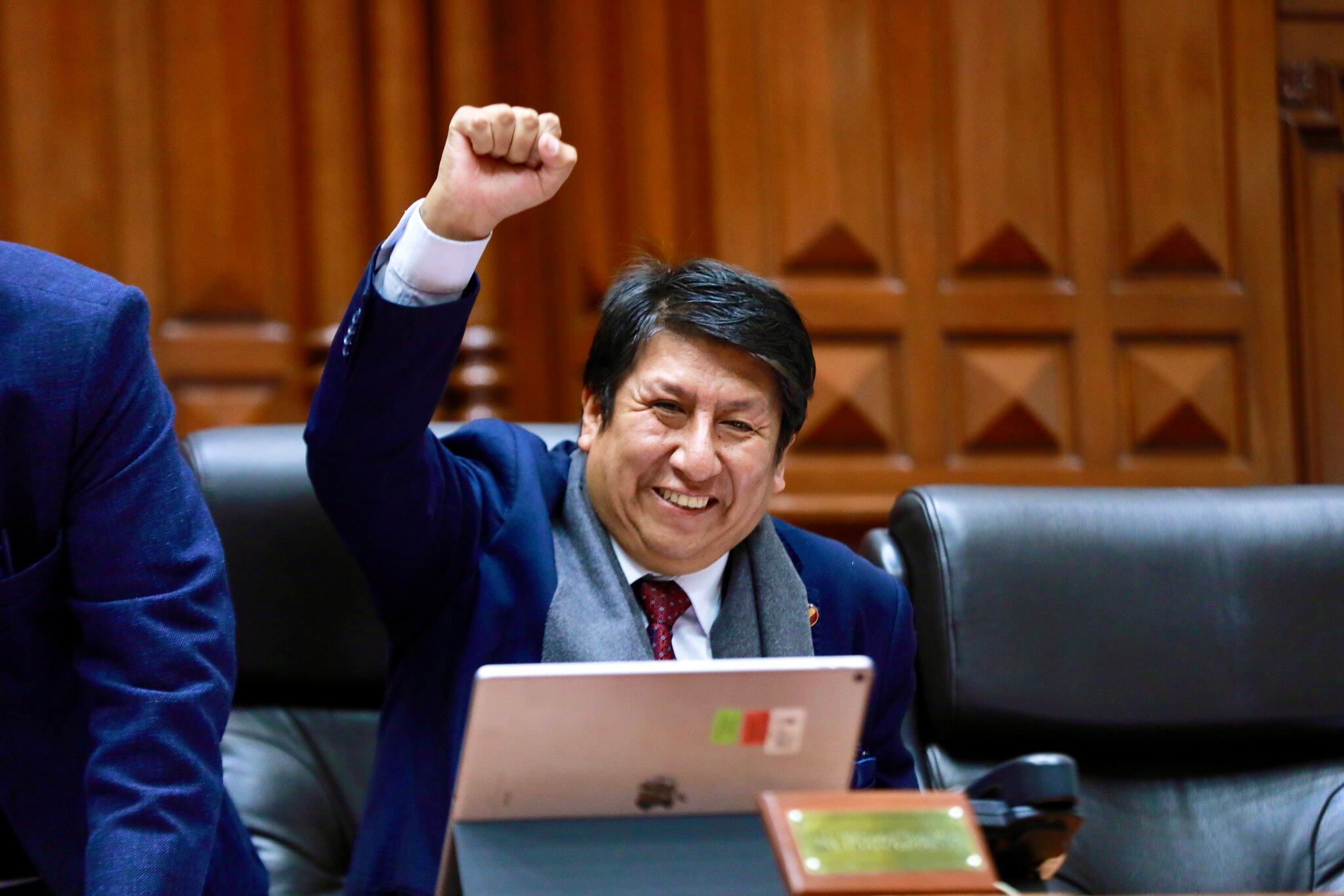 Waldemar Cerrón, segundo vicepresidente del Parlamento, levanta el brazo derecho y sonríe para la cámara en una de las sesiones congresales. (Congreso de la República)