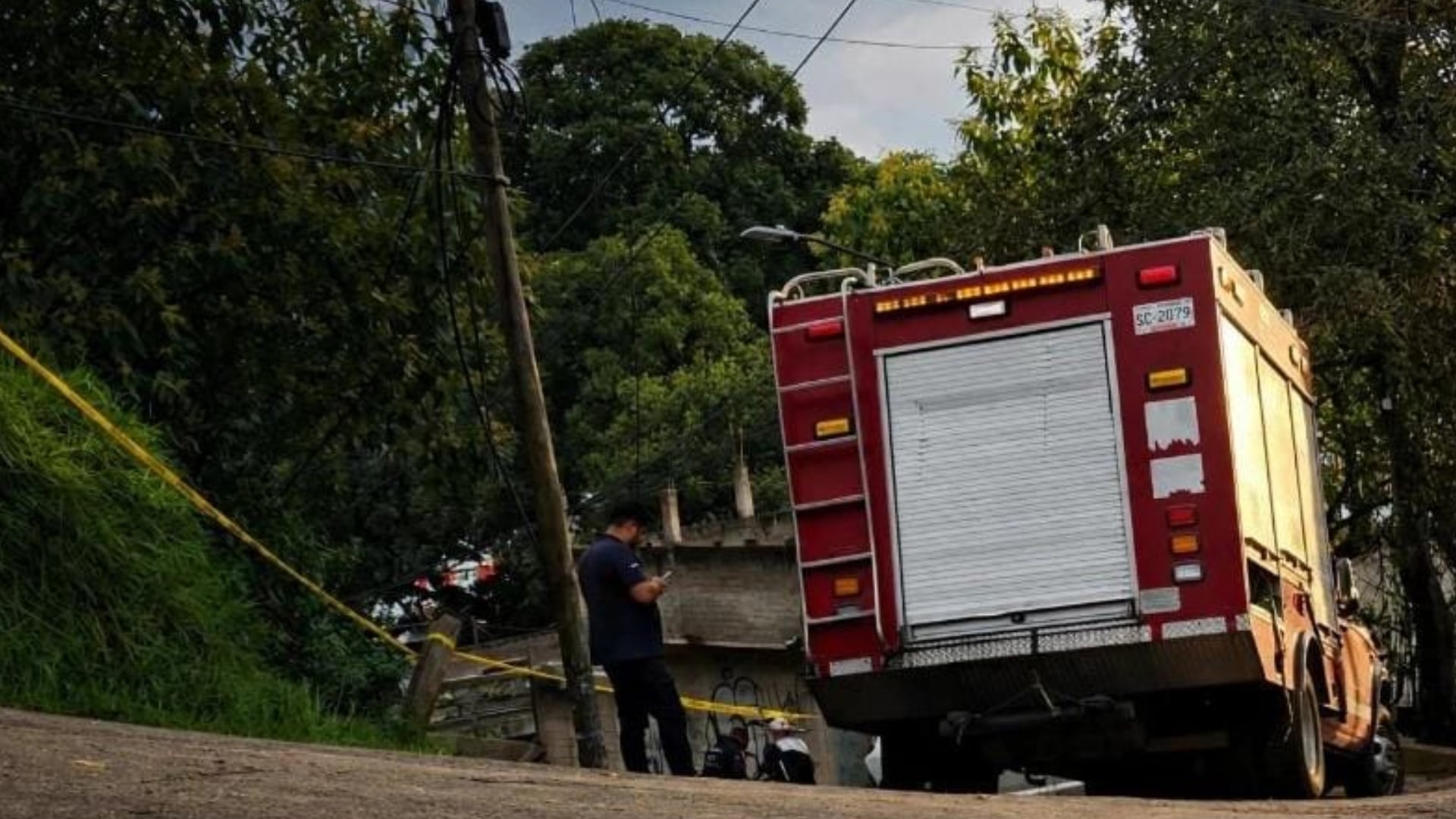 Un vehículo de bomberos y personal de seguridad permanecen en una calle acordonada en la alcaldía La Magdalena Contreras tras la muerte de un menor de ocho años. (X: Halcón Once)