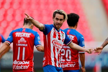 Jesús Angulo de Chivas celebra