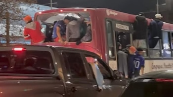 Destrozaron un colectivo en Mar del Plata durante los festejos por el triunfo de Argentina y la UTA paralizó el servicio