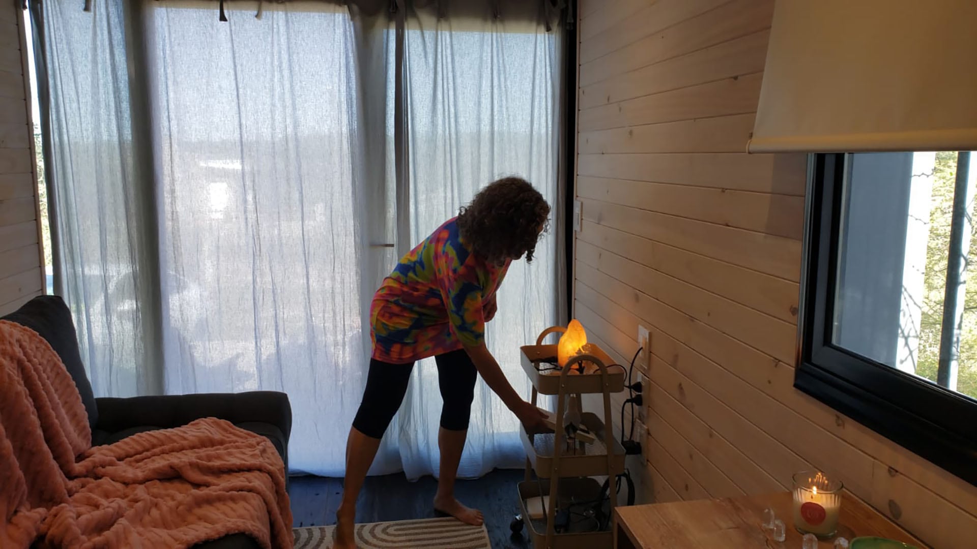 La mini casa de Silvia tiene living, cocina y baño. Una ventana y un ventanal doble que funciona de puerta de entrada