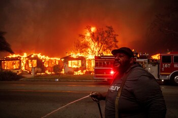 Un residente rocía su propiedad