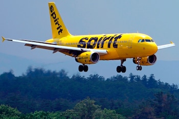 Un Airbus 319 de la aerolínea Spirit se aproxima al aeropuerto regional Manchester-Boston para aterrizar (AP Foto/Charles Krupa, archivo)