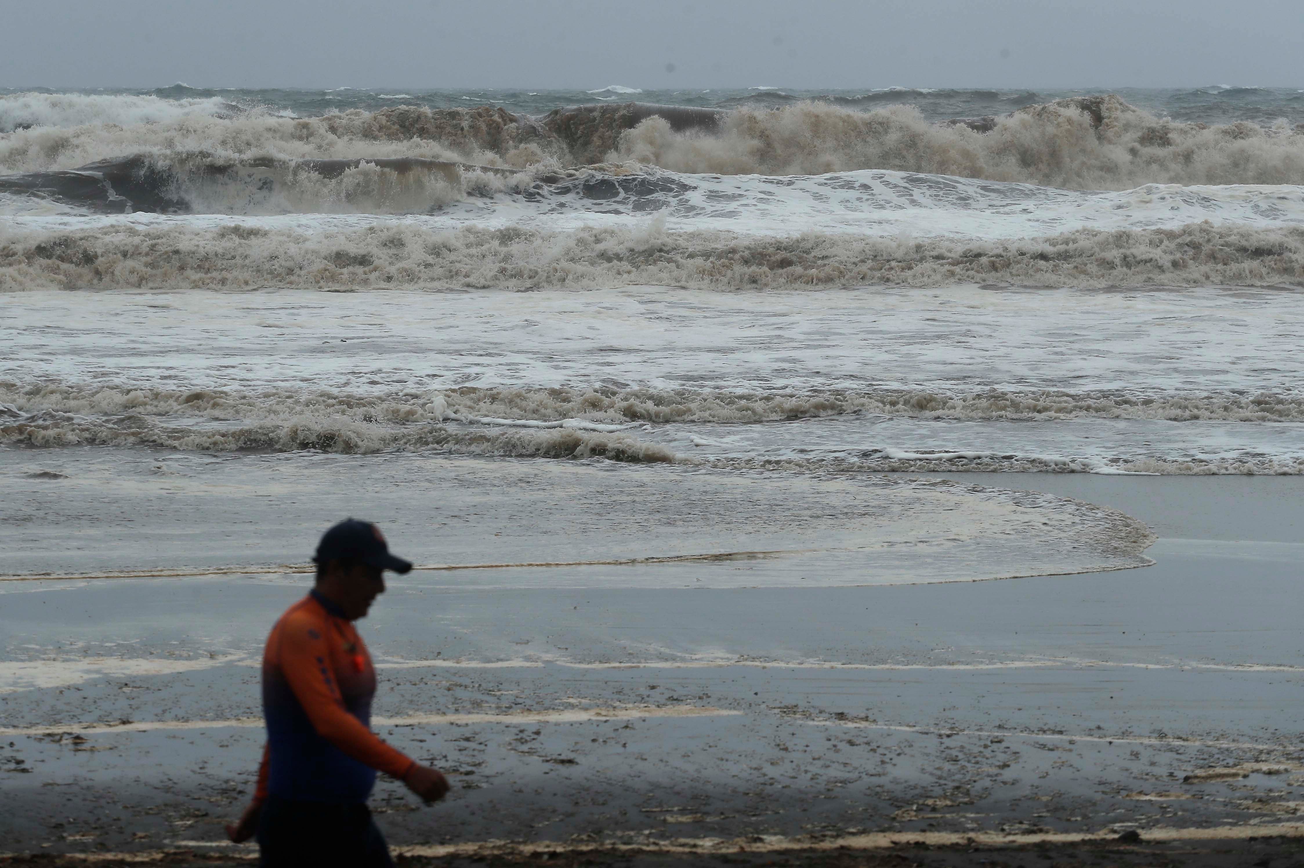 El litoral de El Salvador afrontará oleajes más fuertes y rápidos que lo habitual, según el boletín del MARN. EFE/Rodrigo Sura