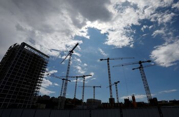 Grúas en un solar en