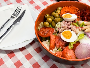 Receta de ensalada ilustrada, un clásico de la cocina aragonesa (Adobe Stock)