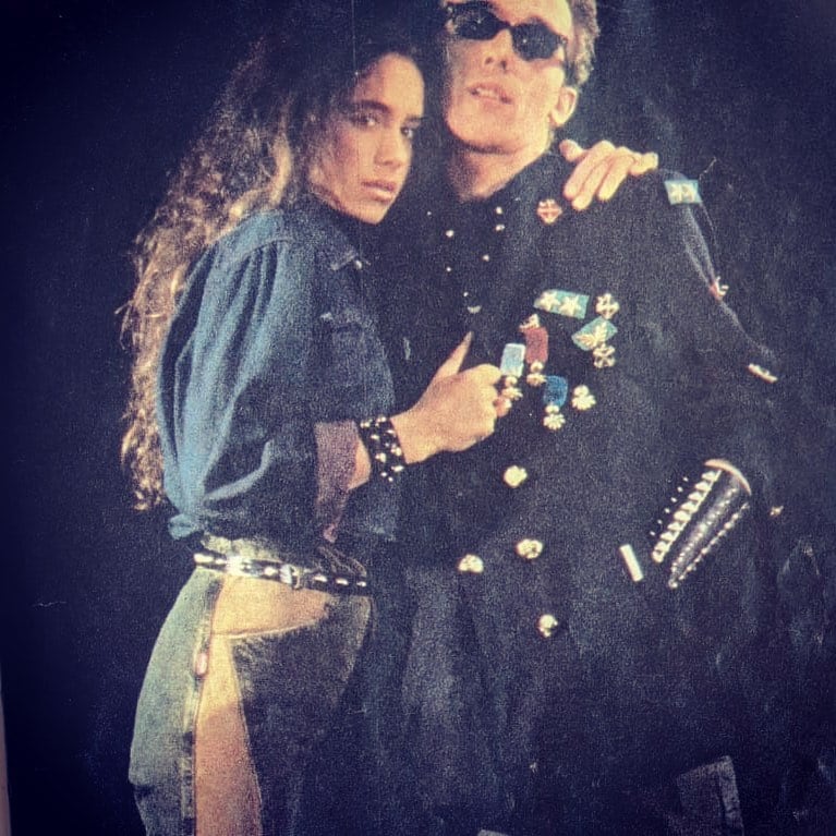 El músico Stuka y la modelo Noelle Balfour posan juntos durante una producción fotográfica para la marca de indumentaria Ona Saez.
