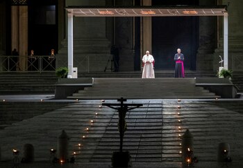 -FOTODELDIA- EPA9769. CIUDAD DEL VATICANO (VATICANO), 10/04/2020.- El Papa Francisco preside el Vía Crucis en la plaza vacía fuera de la Basílica de San Pedro, debido al bloqueo para detener la propagación de la infección COVID-19 causada por el nuevo Coronavirus este viernes santo, en la Ciudad del Vaticano. EFE/ Massimo Percossi