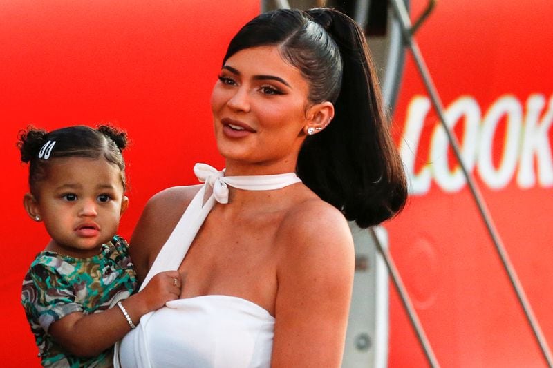 FOTO DE ARCHIVO: Kylie Jenner y su hija Stormi Webster comparten un momento en el estreno del documental