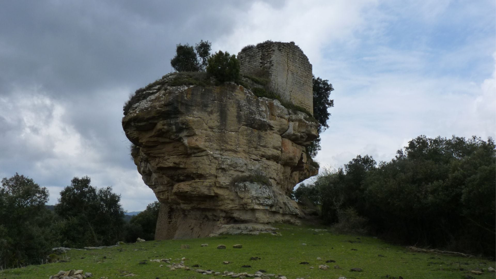 El castillo medieval que está construido sobre una roca: la popa de un barco en medio de la naturaleza