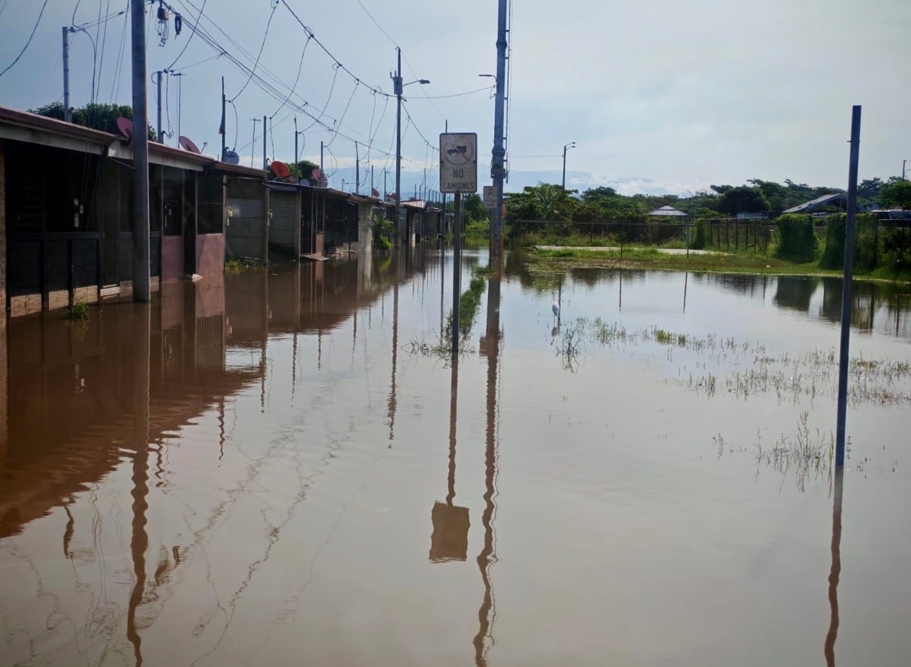 El Ministerio de Hacienda prevé un gasto de USD 570 millones por emergencias al cierre de 2025 y una carga fiscal de 1.71% del PIB entre 2026 y 2031. (Fuente: CNE)