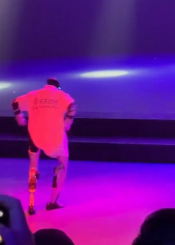 Robot humanoide que intentó bailar como Michael Jackson terminó en el suelo.