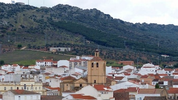 El pueblo donde mejor se come de Badajoz es poco conocido, pero perfecto para una escapada gastronómica: cerdo ibérico, restaurantes y un museo del turrón
