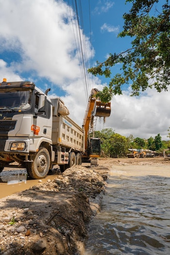 El Ministerio de Obras Públicas inició la construcción de un nuevo puente y habilitó una vía alterna provisional, ante el fuerte impacto económico y social de la interrupción regional. (Foto cortesía Ministerio de la Presidencia)