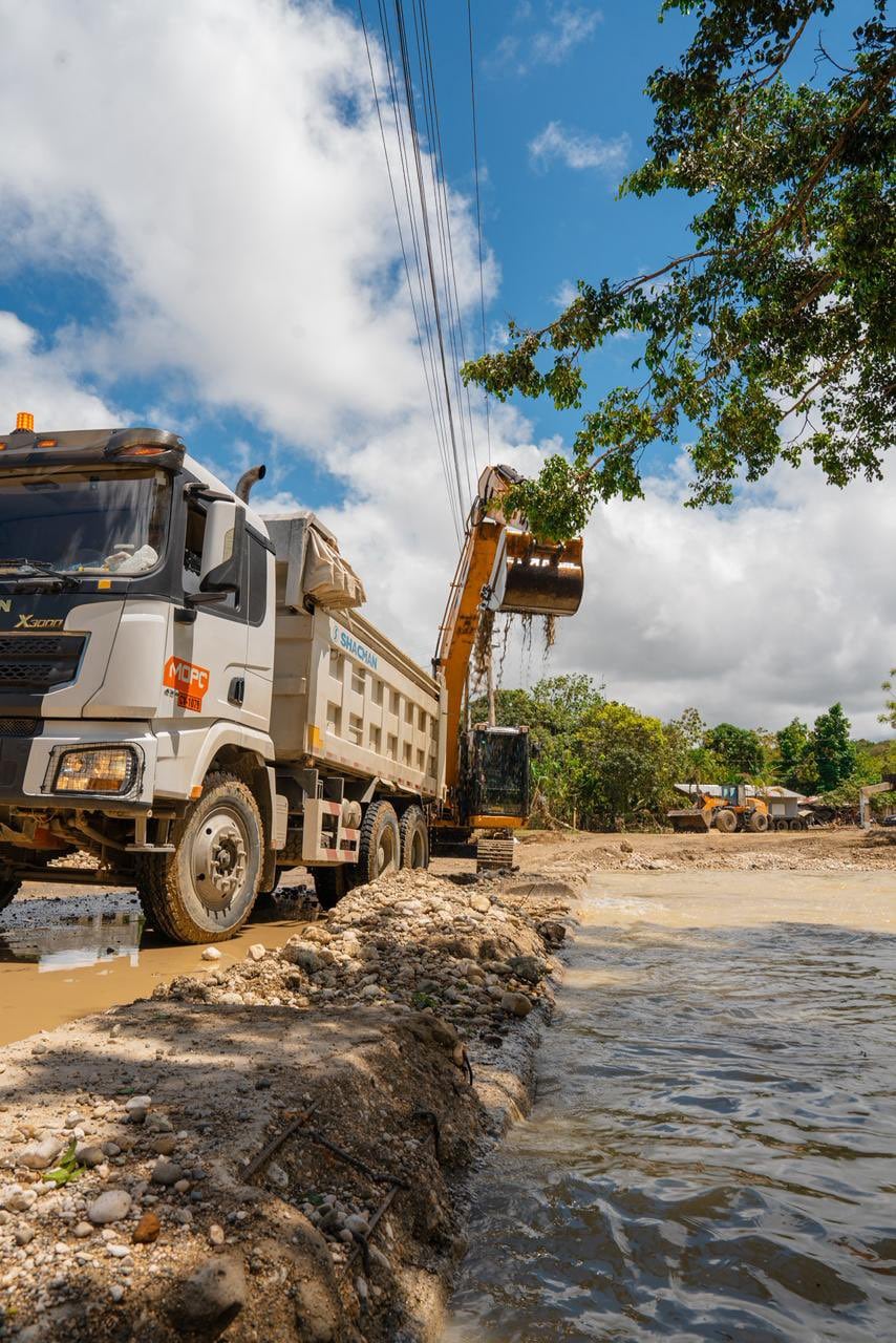 El Ministerio de Obras Públicas inició la construcción de un nuevo puente y habilitó una vía alterna provisional, ante el fuerte impacto económico y social de la interrupción regional. (Foto cortesía Ministerio de la Presidencia)