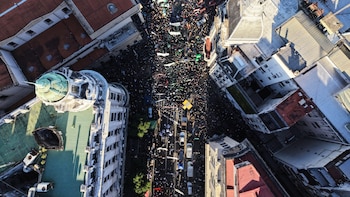 La calle volvió a exigir masivamente el financiamiento de las universidades y le advirtió a Milei por “el riesgo Adorni”