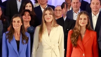 Critican a la familia real por su guiño a la bandera de Francia horas antes de la semifinal del Mundial: Letizia de azul, Sofía de blanco y Leonor de rojo
