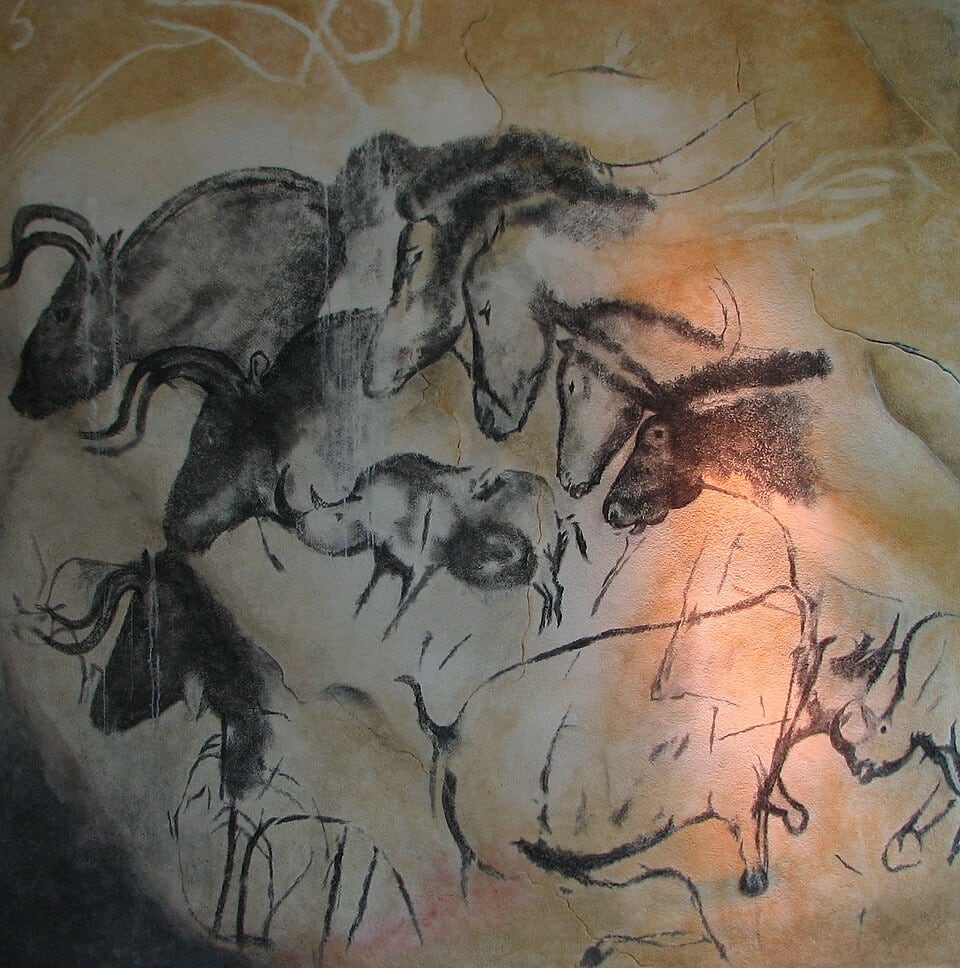El yacimiento prehistórico alberga más de mil figuras de animales ejecutadas con técnicas de sombreado y precisión anatómica - Cuevas de Chauvet