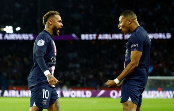 Kylian Mbappé y Neymar celebran