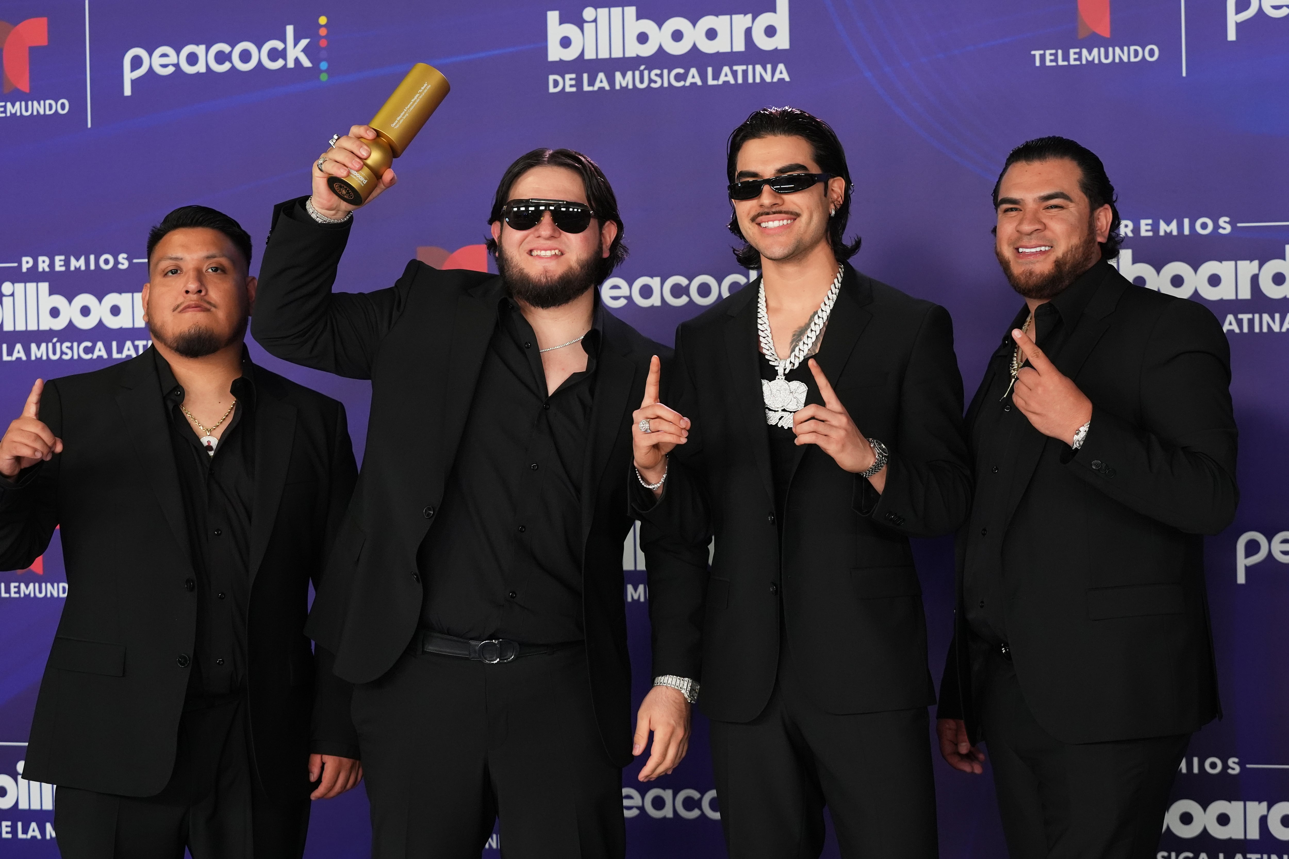 ARCHIVO - Fuerza Regida posa con el premio Hot Latin Song en los Premios Billboard de la Música Latina, el 23 de octubre de 2025, en Miami. (Foto AP /Marta Lavandier, archivo)