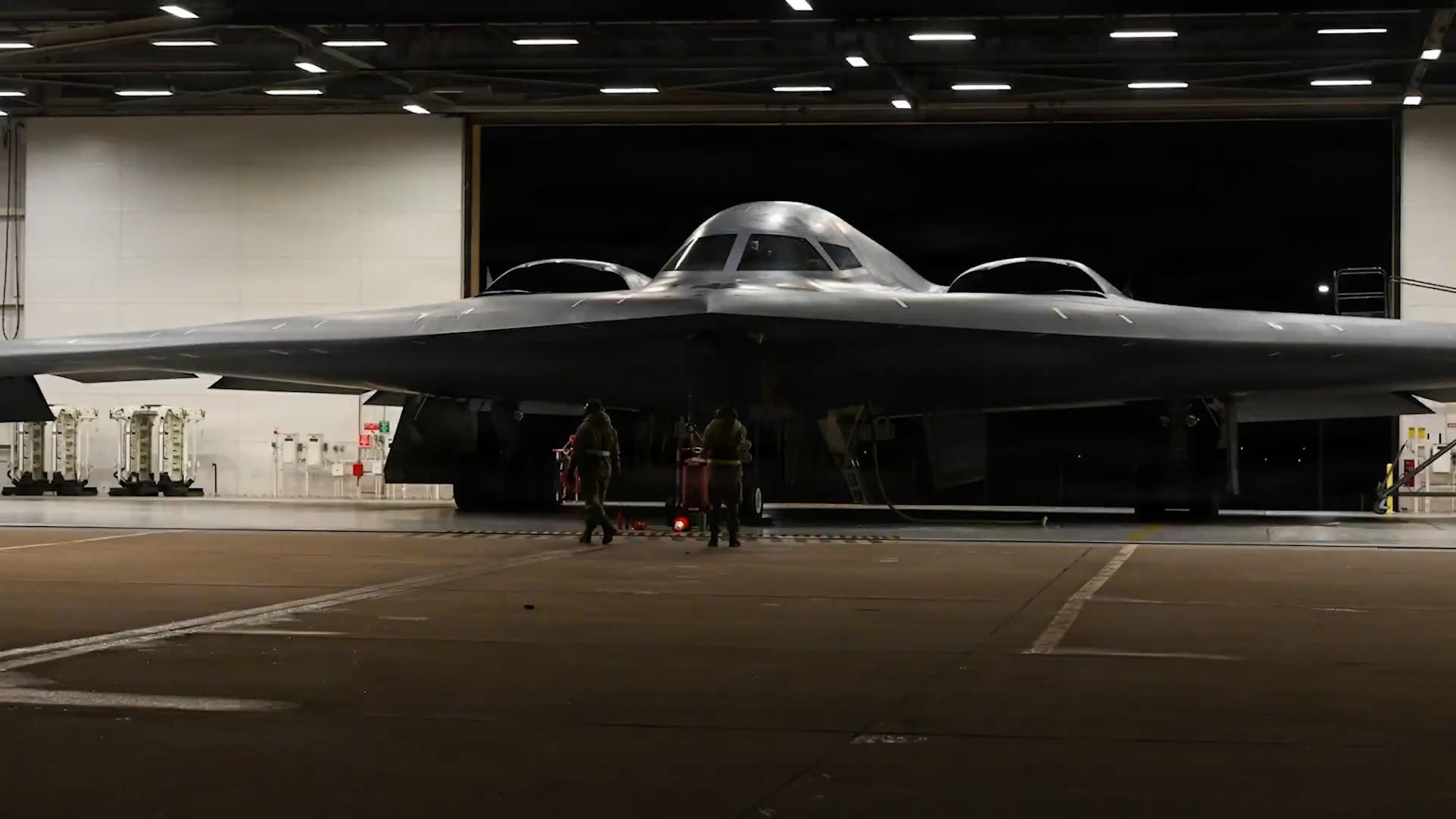El bombardero furtivo B-2 Spirit de la Fuerza Aérea de EEUU se prepara para maniobras militares en Medio Oriente (Captura de video)