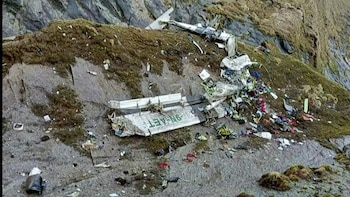 Un avión de pasajeros se estrelló el domingo en el Himalaya con 22 personas a bordo.