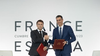 El Gobierno pacta con Francia invitar a un ministro a reunión 'ad hoc' y no al Consejo para salvar el Tratado de Amistad