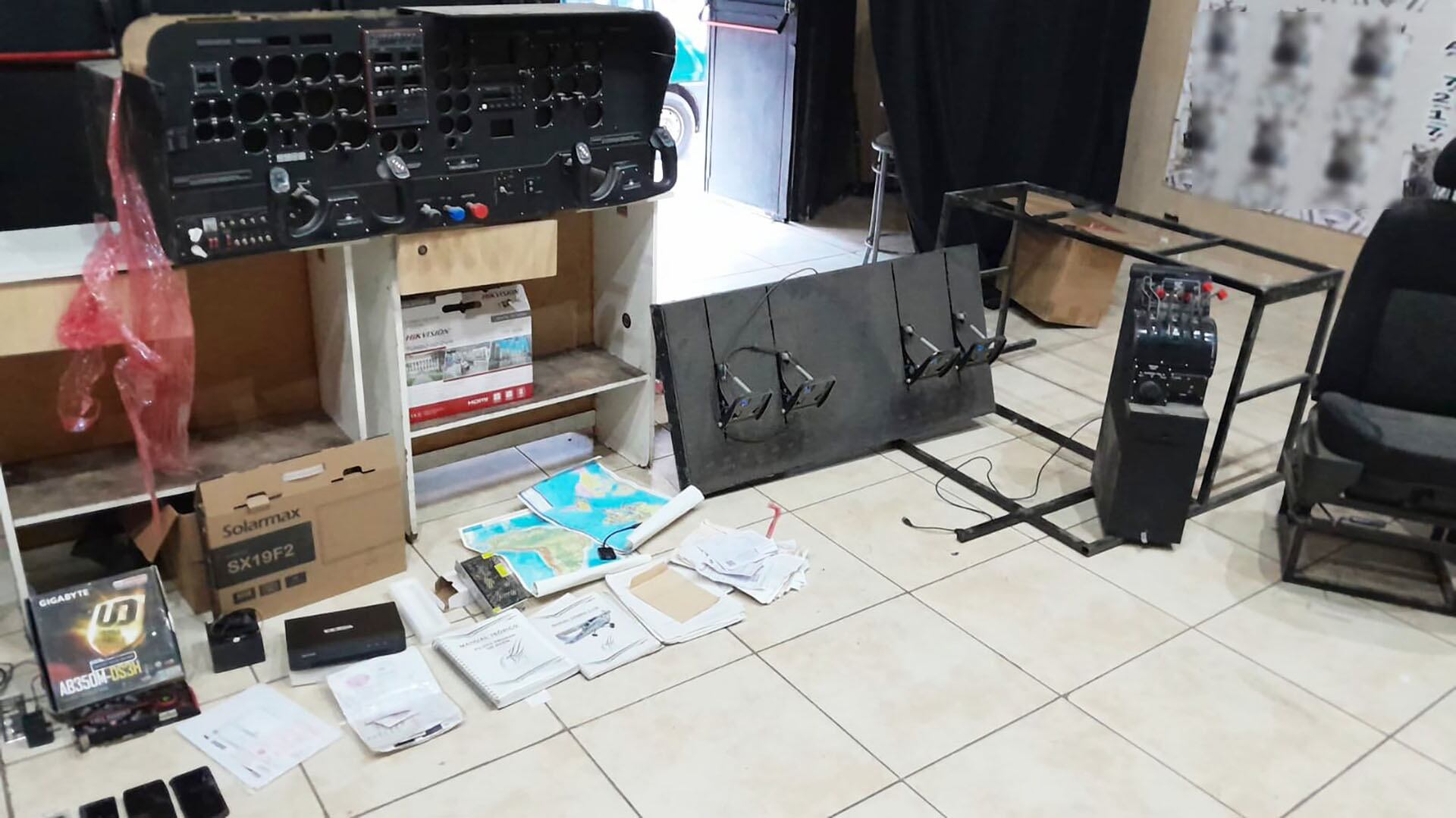 El simulador de vuelo de la banda, hallado en una disco de la comunidad peruana