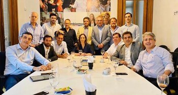 María Eugenia Vidal, ayer, junto