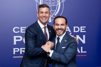 Fotografía cedida por la Presidencia de Paraguay que muestra a su mandatario, Santiago Peña (i), junto al presidente electo de Colombia, Abelardo de la Espriella, durante una reunión bilateral este viernes, en Cali (Colombia) - crédito Presidencia de Paragua/EFE