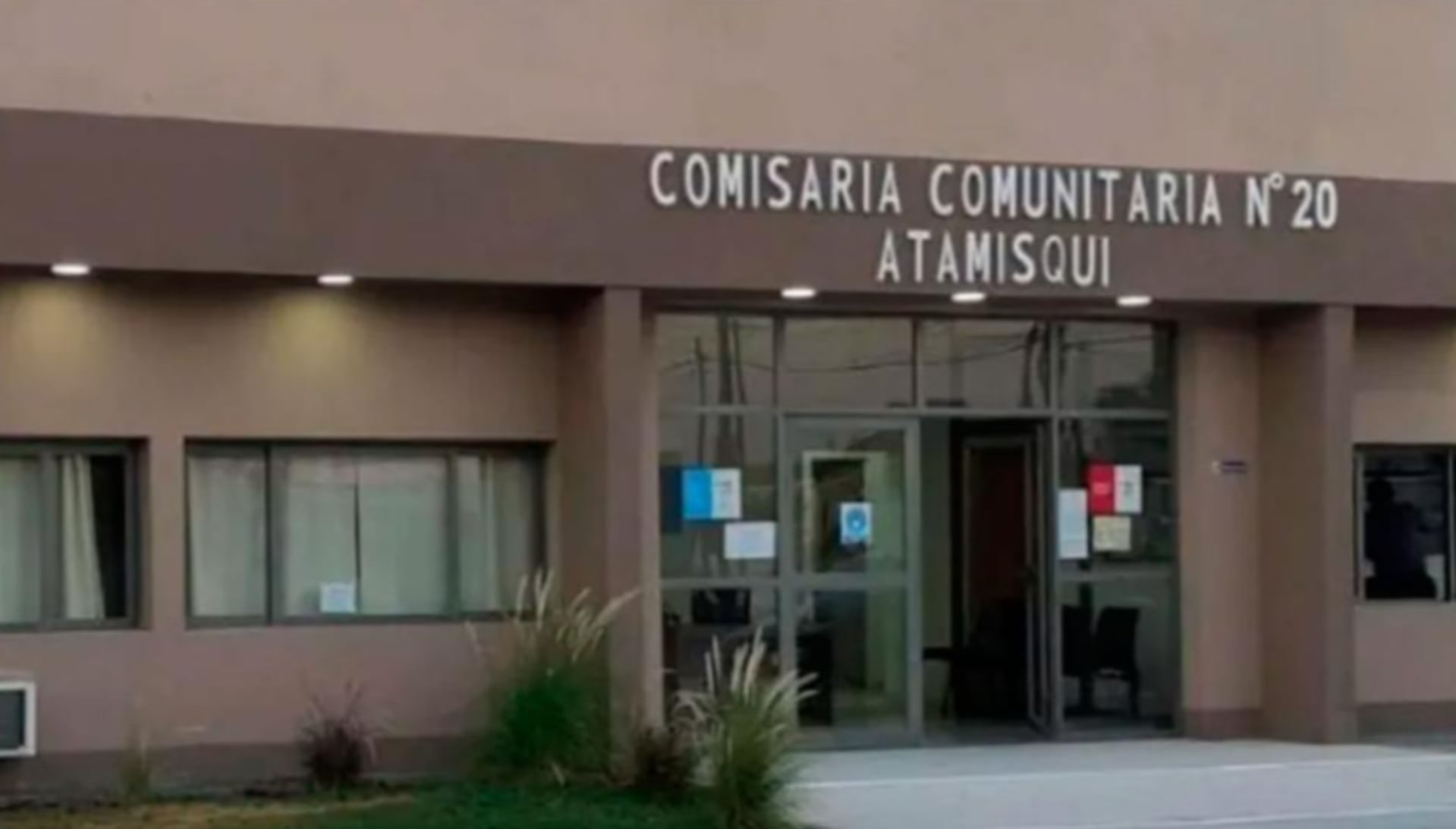 Exterior de la Comisaría Comunitaria N° 20 de Atamisqui, Santiago del Estero, donde una mujer fue detenida por agredir a su hijo con un palo de madera (Diario Panorama)