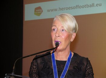 Karin Blankenstein, hermana de John,