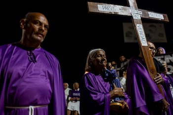 Familiares de presos políticos realizaron un viacrucis fuera de una cárcel en Venezuela