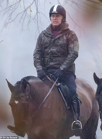 Andrés de Inglaterra, montando a