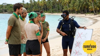 Un buzo con equipo explica normas de seguridad a seis personas en una playa tropical con palmeras y agua turquesa. Una pizarra con logo Survivor México muestra especies tachadas.