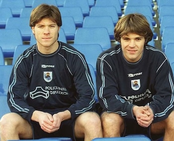 Xabi Alonso junto a su
